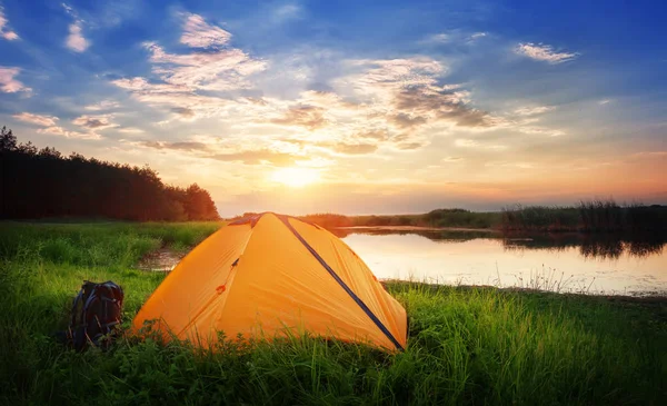 Oranje toeristische tent aan het meer — Stockfoto