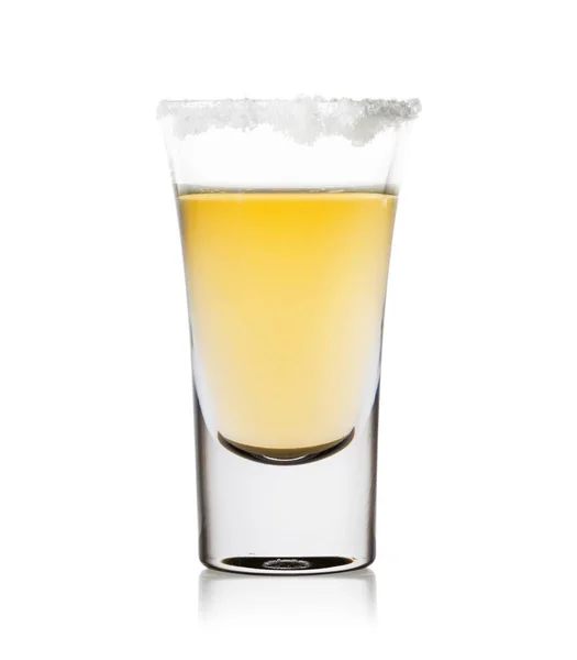 Een glas van tequila met zout op de velg — Stockfoto