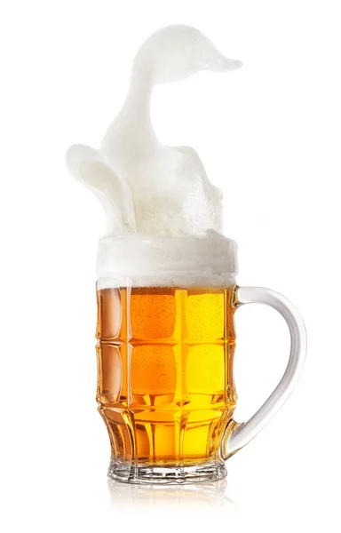 Пінисті бризки в чашці легкого пива Стокова Картинка