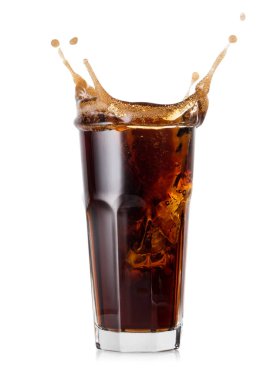 Su sıçramış bir bardak kola.