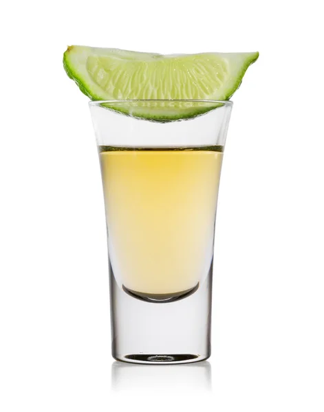 Vaso de tequila con rodaja de lima —  Fotos de Stock