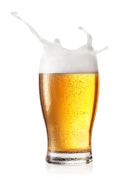 Брызги в бокале пива — стоковое фото