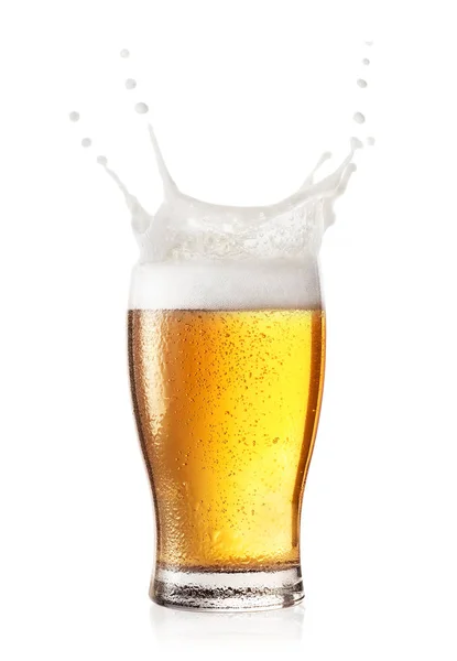 Всплеск в стакане пива — стоковое фото