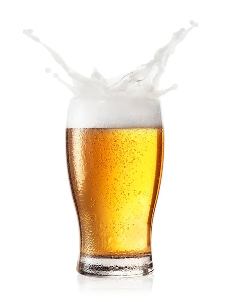 Splash de espuma em um copo de cerveja — Fotografia de Stock