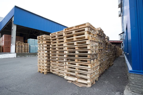 Row of wooden pallets in stock — Stock Photo, Image