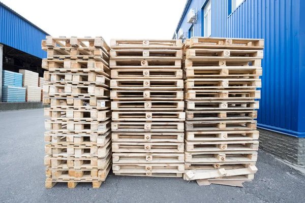 Stack of wooden pallets in stock — Stock Photo, Image