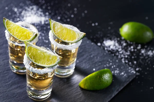 Drei Stapel Tequila Mit Limette Und Salz Auf Schwarzem Hintergrund — Stockfoto