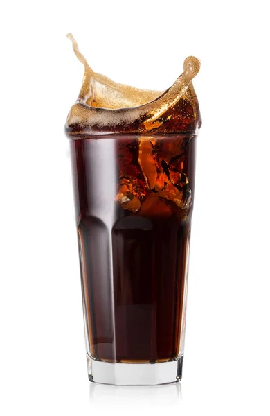 Splash van cola uit ijs kubussen in glas — Stockfoto