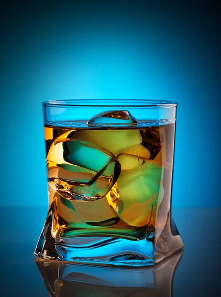 Виски со льдом в прозрачном стекле — стоковое фото