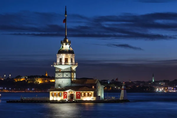 Torre de las Doncellas en el Bósforo por la noche — Foto de Stock