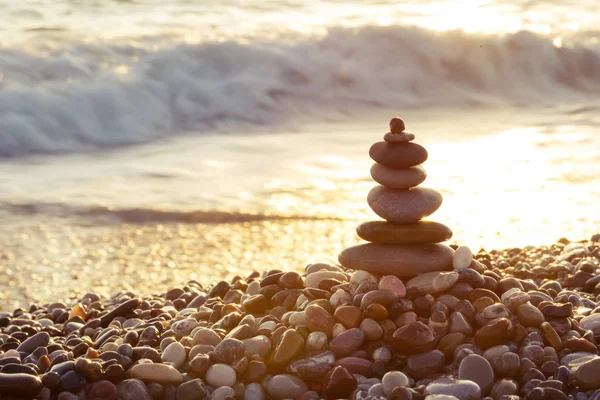 Pirámide de piedras marinas en la playa — Foto de Stock