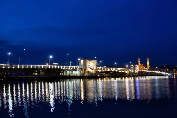 Ночью мост Галата освещается огнями — стоковое фото