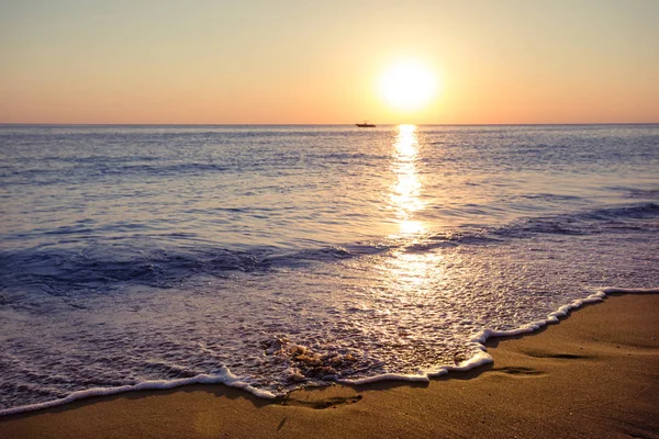 Zandstrand bij zonsondergang — Stockfoto