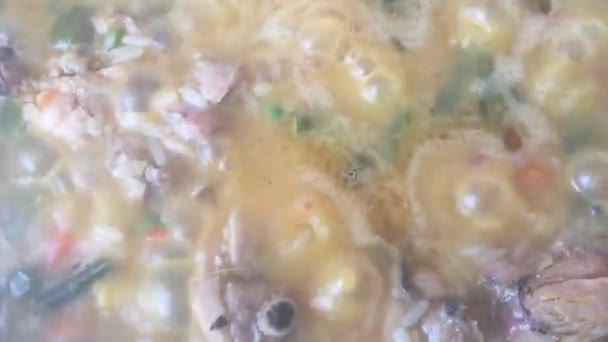 Kook rijst en stukjes kip in de pan — Stockvideo
