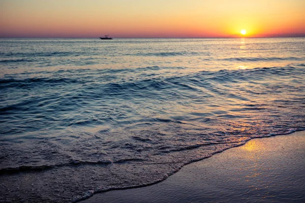 Praia junto ao mar ao pôr-do-sol — Fotografia de Stock