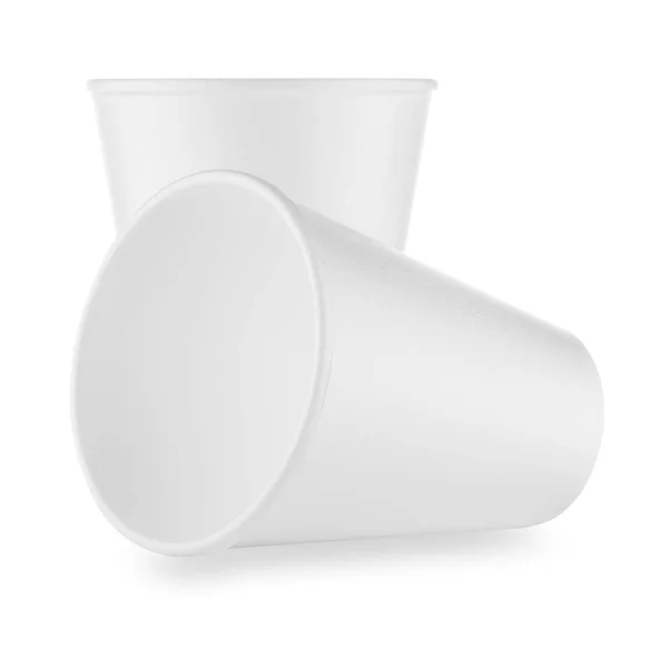 Две белые одноразовые чашки — стоковое фото