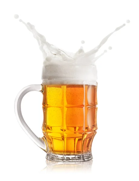 Пікантні бризки легкого пива в фігурному кубку — стокове фото