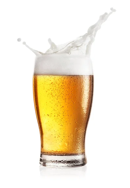 Стакан светлого пива на пару с брызгами — стоковое фото