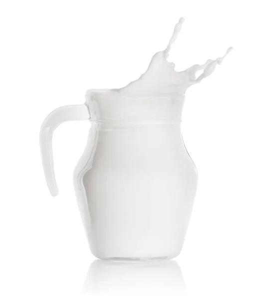 Šplouchání mléka ve skleněné konvici — Stock fotografie