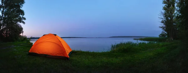 Barraca laranja junto ao lago — Fotografia de Stock