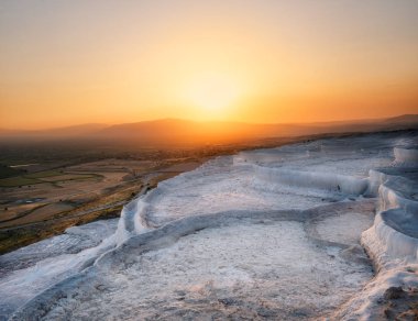 Gün batımında Pamukkale traverten terasları
