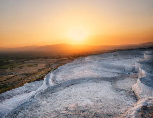 Pamukkale travertinské terasy při západu slunce — Stock fotografie