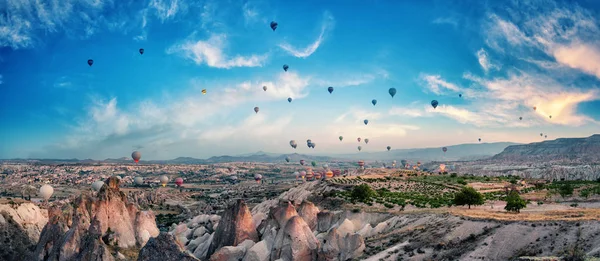 Ballonnen in de bewolkte hemel boven Cappadocië — Stockfoto