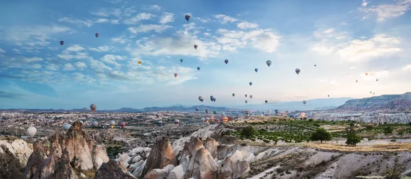 Ballonnen in de lucht over Cappadocië — Stockfoto