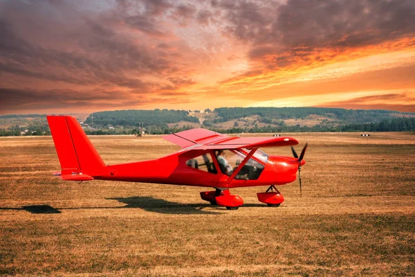 Rött flygplan på flygplatsen — Stockfoto