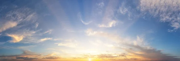 Захід сонця хмарне небо з помаранчевим сонцем — стокове фото