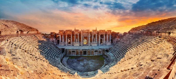 Amphitheater in der antiken Stadt Hierapolis — Stockfoto