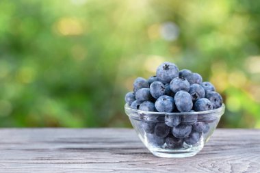 yaban mersini cam kase ahşap tablo