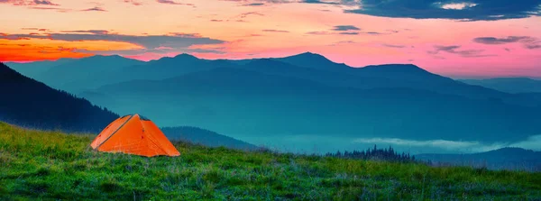 Barraca laranja nas montanhas ao pôr do sol — Fotografia de Stock