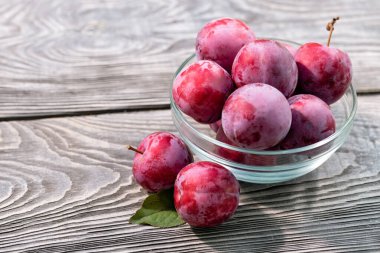 Tahta masadaki cam kasede olgun erikler.