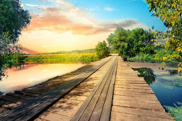 Houten brug of pier op het meer — Stockfoto