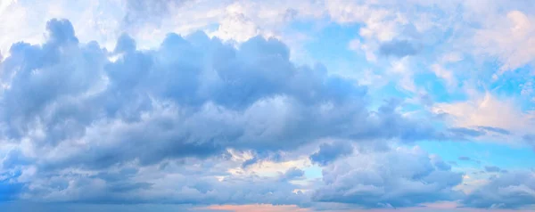 Панорама блакитного хмарного неба — стокове фото
