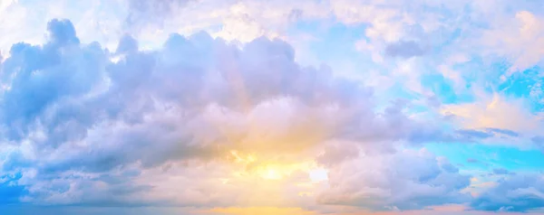 Панорама заходу сонця неба з яскравим сонцем — стокове фото
