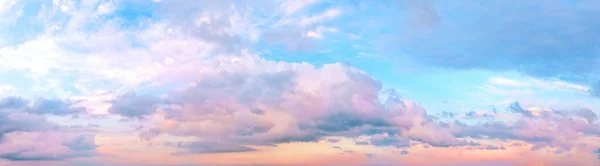 Захід сонця рожеве небо з хмарами — стокове фото