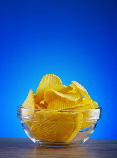 Piatto rotondo trasparente con patatine — Foto Stock