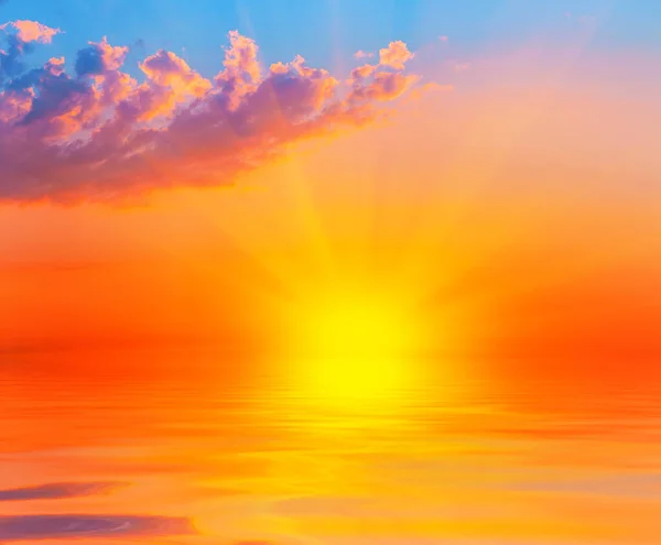 Захід сонця небо над водою — стокове фото