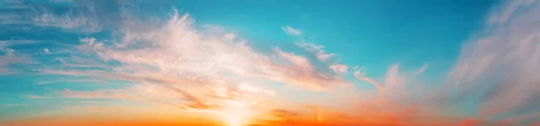 Панорама ранкового драматичного неба — стокове фото