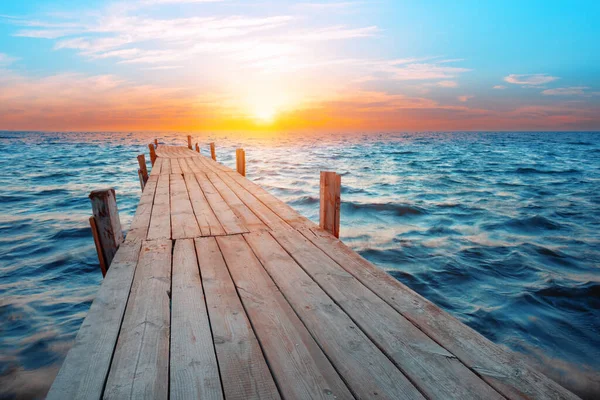 Pier verlaten op zee bij dageraad — Stockfoto