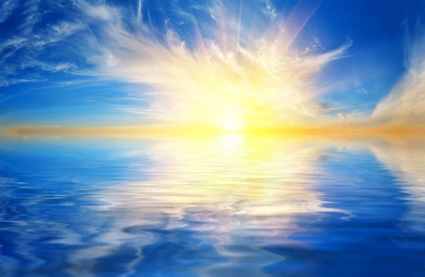 Жовте сонце над блакитною водою — стокове фото