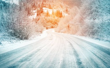 Kışın dağlarda yol