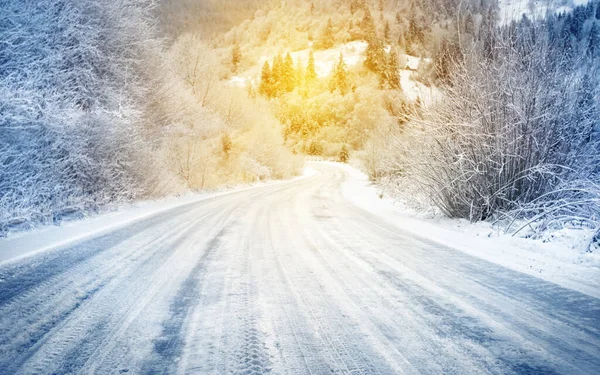 Téli havas út a hegyekben — Stock Fotó