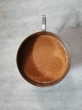 Çelik bir bardaksıcak çay.