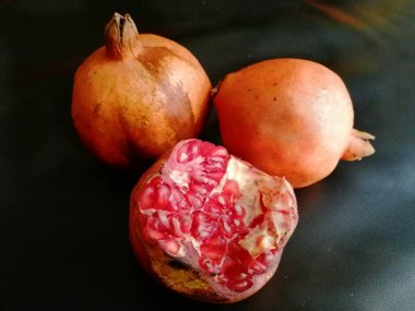 Taze ve yeşil nar güzel görünümlü.