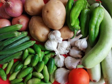 Farklı renkli sebzeler birlikte güzel yere yerleştirilir.