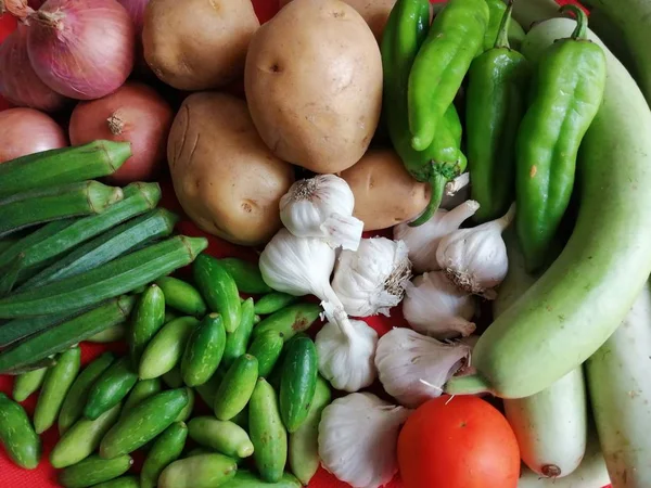 Farklı renkli sebzeler birlikte güzel yere yerleştirilir.