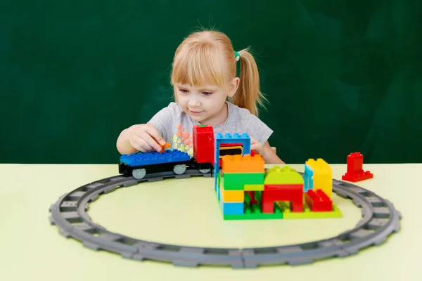 Девушка Играет Поездом Фоне Доски — стоковое фото